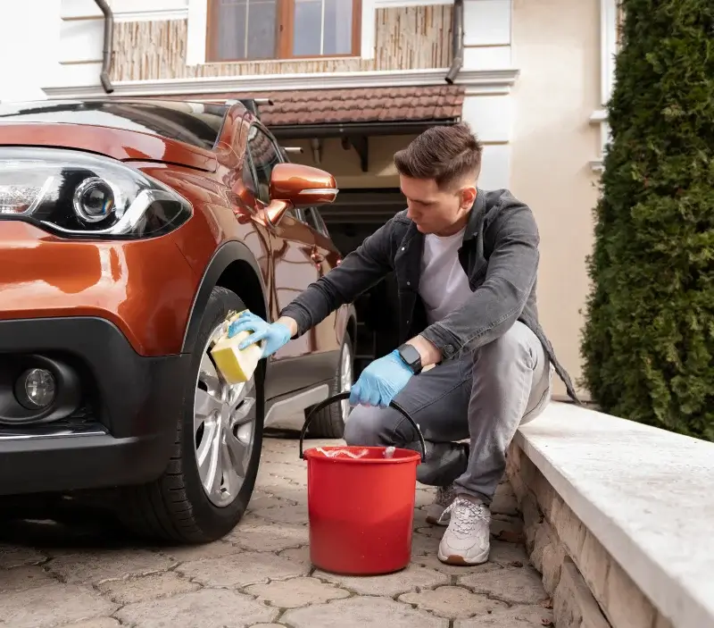 Lavage auto à domicile La Tour-de-Salvagny : professionnel intervenant sur un véhicule